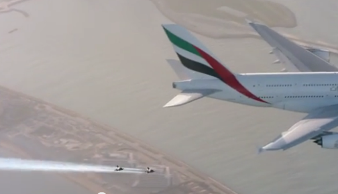 بالفيديو- هكذا تسابق رجلان مع طائرة عملاقة في سماء دبي