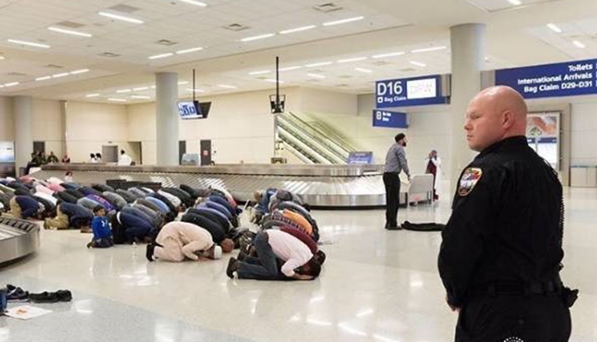 بالصورة- مسلمون يصلّون في مطار دالاس