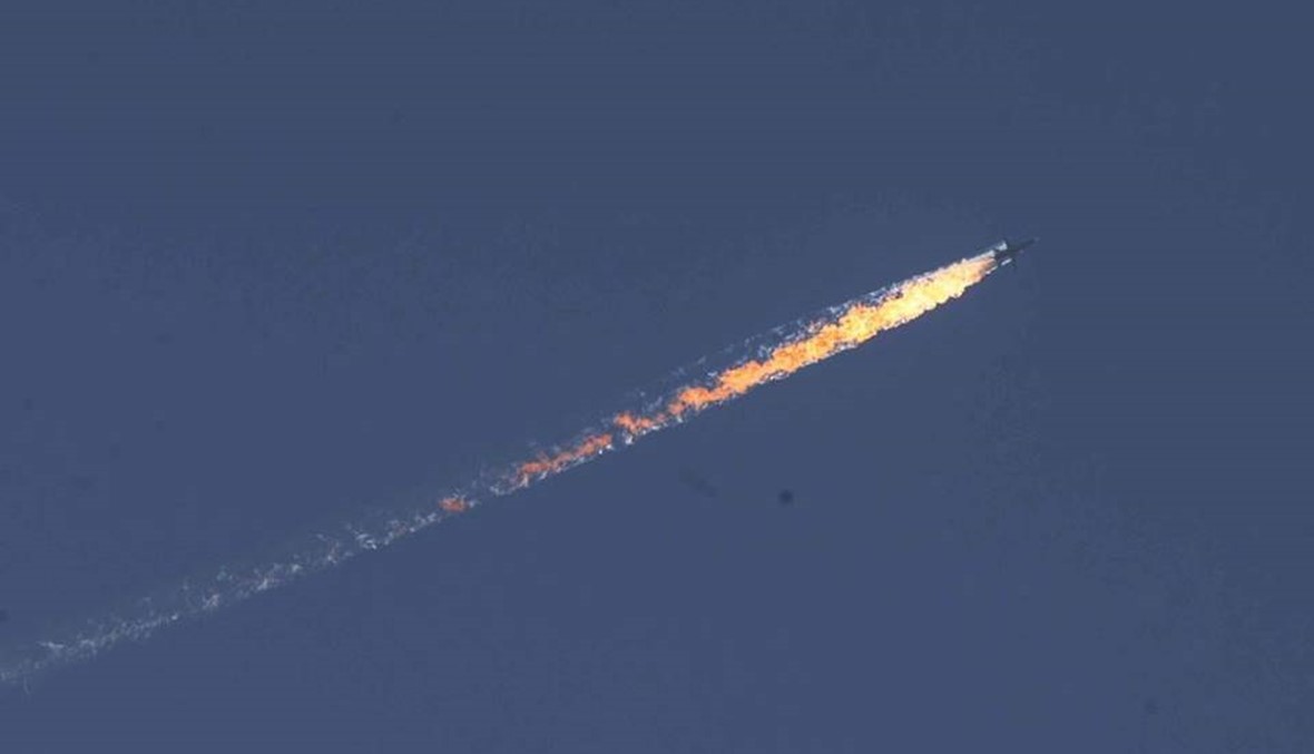بالفيديو والصور: هكذا سقطت طائرة روسية في سماء ريف اللاذقية... وهكذا انفجرت