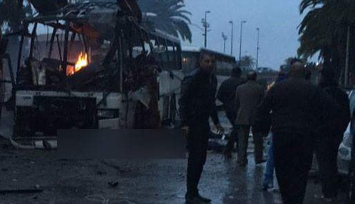 بالفيديو- تفجير حافلة الأمن الرئاسي التونسي يوقع 11 قتيلاً على الأقل