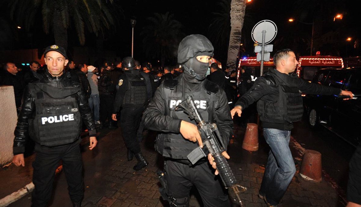 "داعش" يتبنّى تفجير الحافلة... وتونس تعيد فرض حال الطوارئ