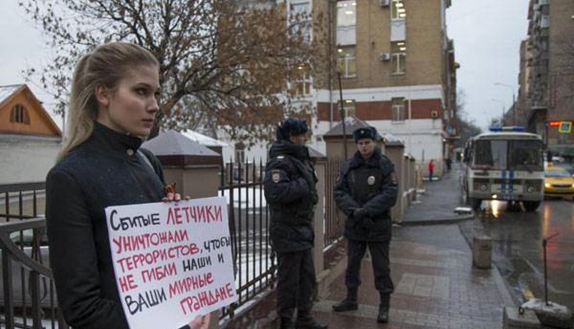 متظاهرون يرشقون السفارة التركية في موسكو بالحجارة