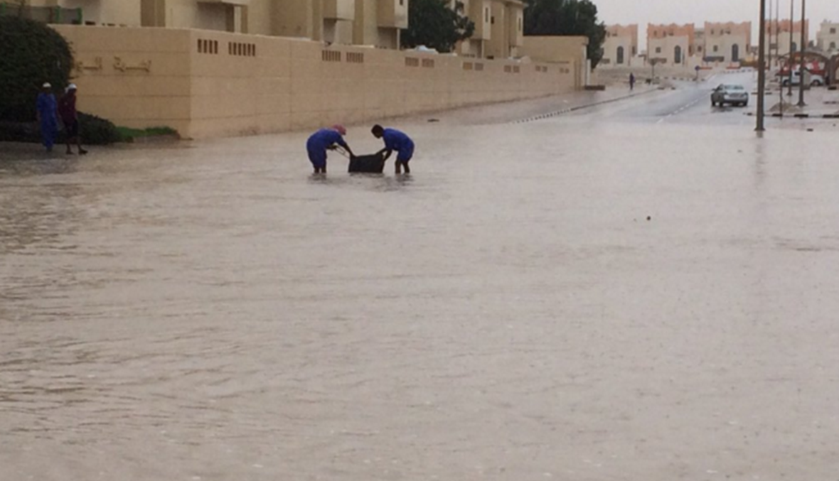 بالفيديو- أمطار غزيرة وفيضانات تعرقل الحركة في قطر والسعودية