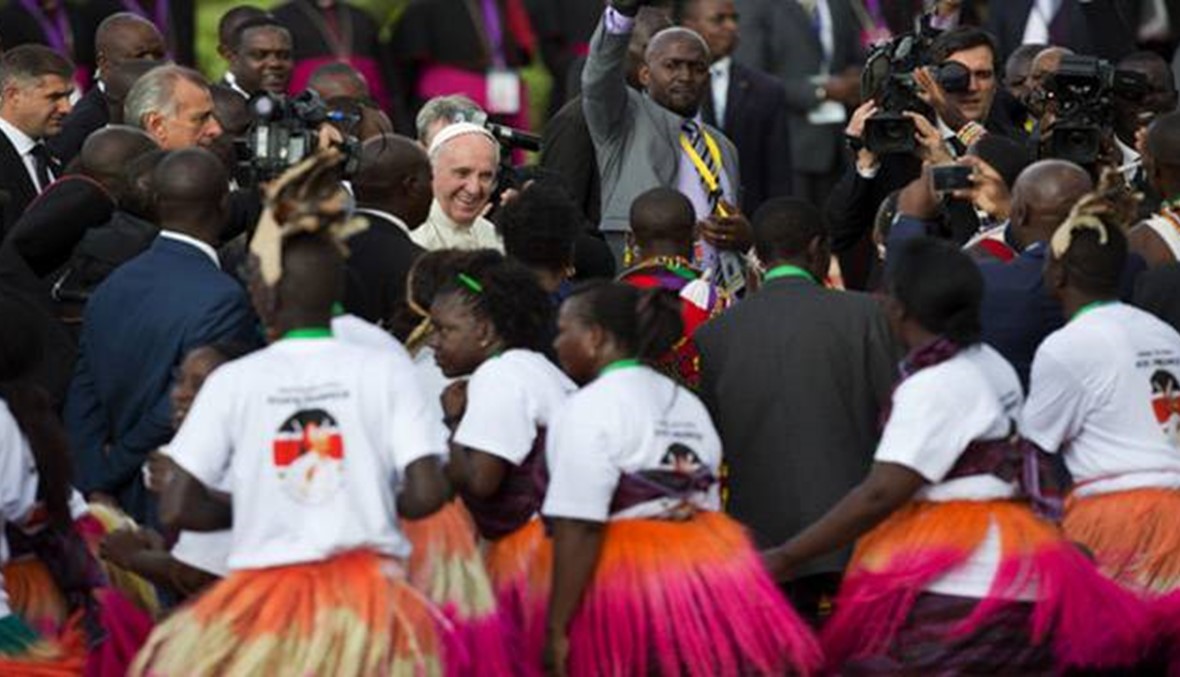 البابا يبدأ في كينيا جولة أفريقية ويحذّر من دور الفقر في تحريك النزاعات
