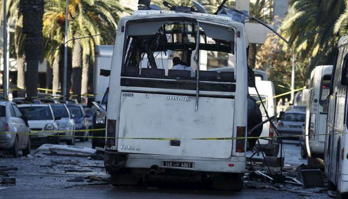 الانتحاري الذي فجّر حافلة الأمن الرئاسي تونسي يعمل بائعاً متجولاً