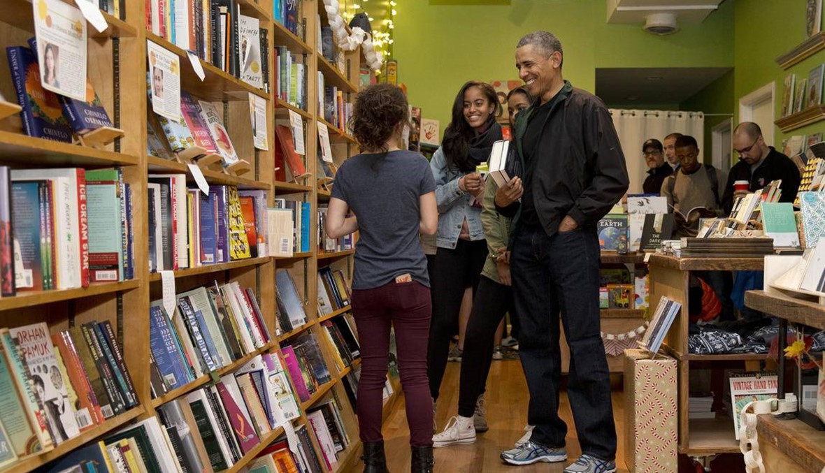 بالصوَر- أوباما يتسوق بصحبة ابنتيه لدعم المشروعات الصغيرة