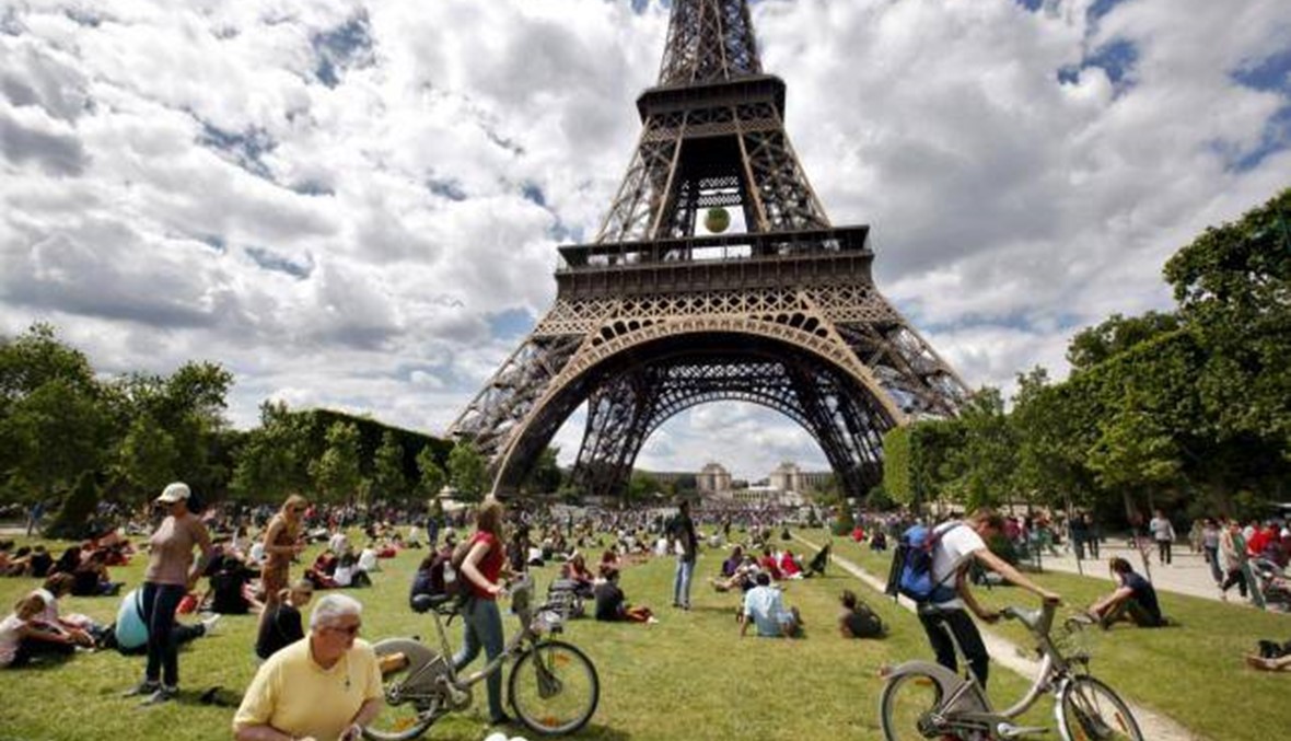 الحكومة الفرنسية تبرّر حالة الطوارىء وتدعو السياح للعودة الى باريس