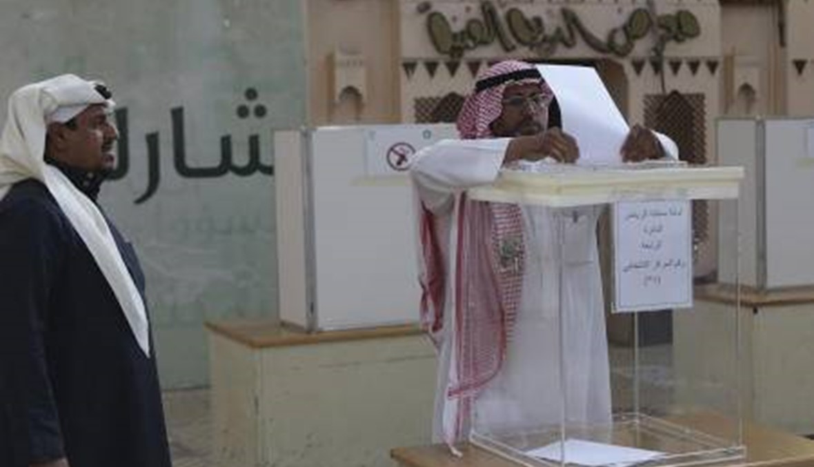 بدء التصويت في اول انتخابات تشارك فيها نساء في السعودية