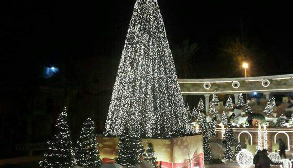 بلدية أنفة أضاءت شجرة الميلاد في الساحة العامة