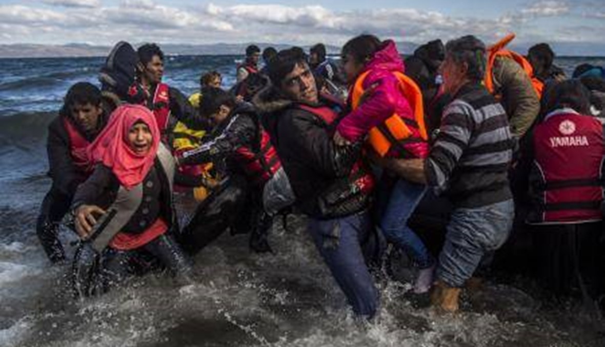 بالصور - غرق خمسة مهاجرين بينهم ثلاثة اطفال بين اليونان وتركيا