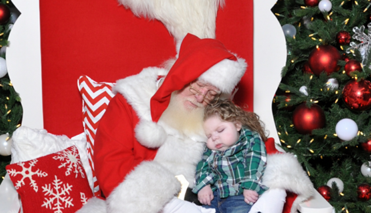 ما قصة صورة هذا الطفل مع بابا نويل؟