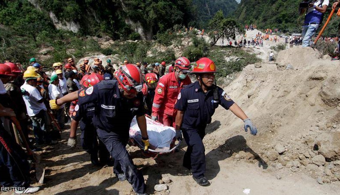 من الركام الهائل والوحول... انتُشلت أول جثة بعد انزلاق التربة في الصين