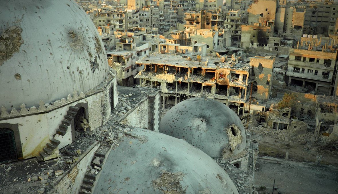 برد وحشرات وقوارض... سوريون يعيشون المأساة داخل شاحنات ومبانٍ قيد الإنشاء