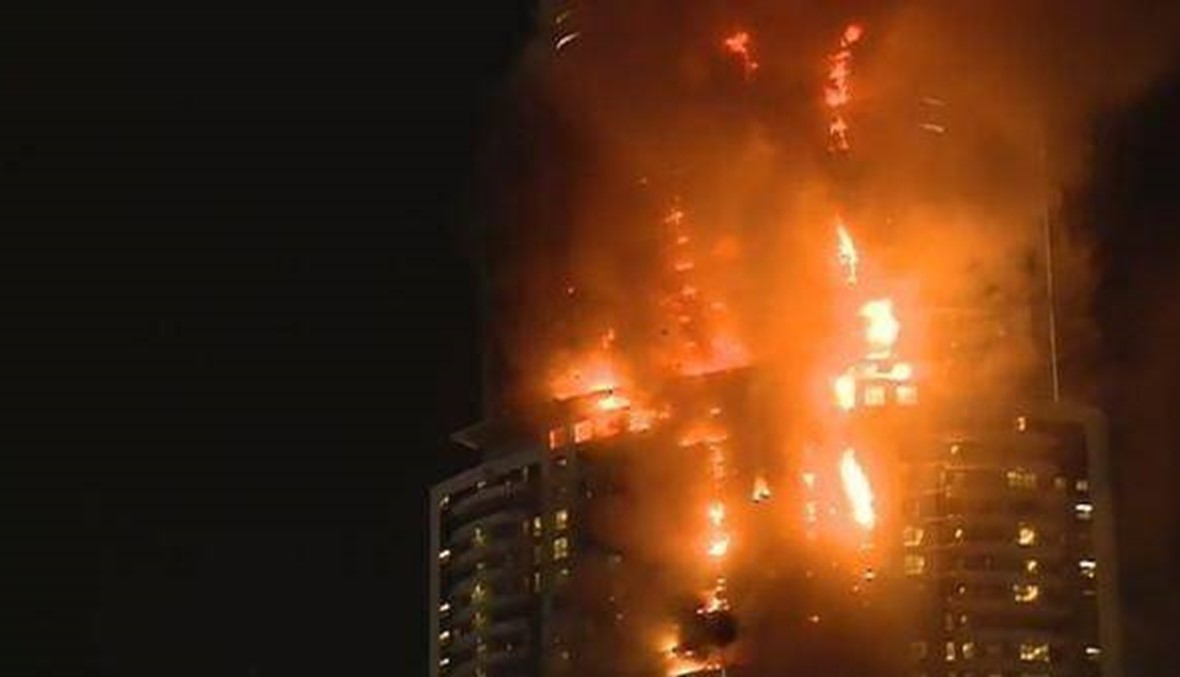 بالصور والفيديو: حريق ضخم في فندق قرب برج خليفة في دبي