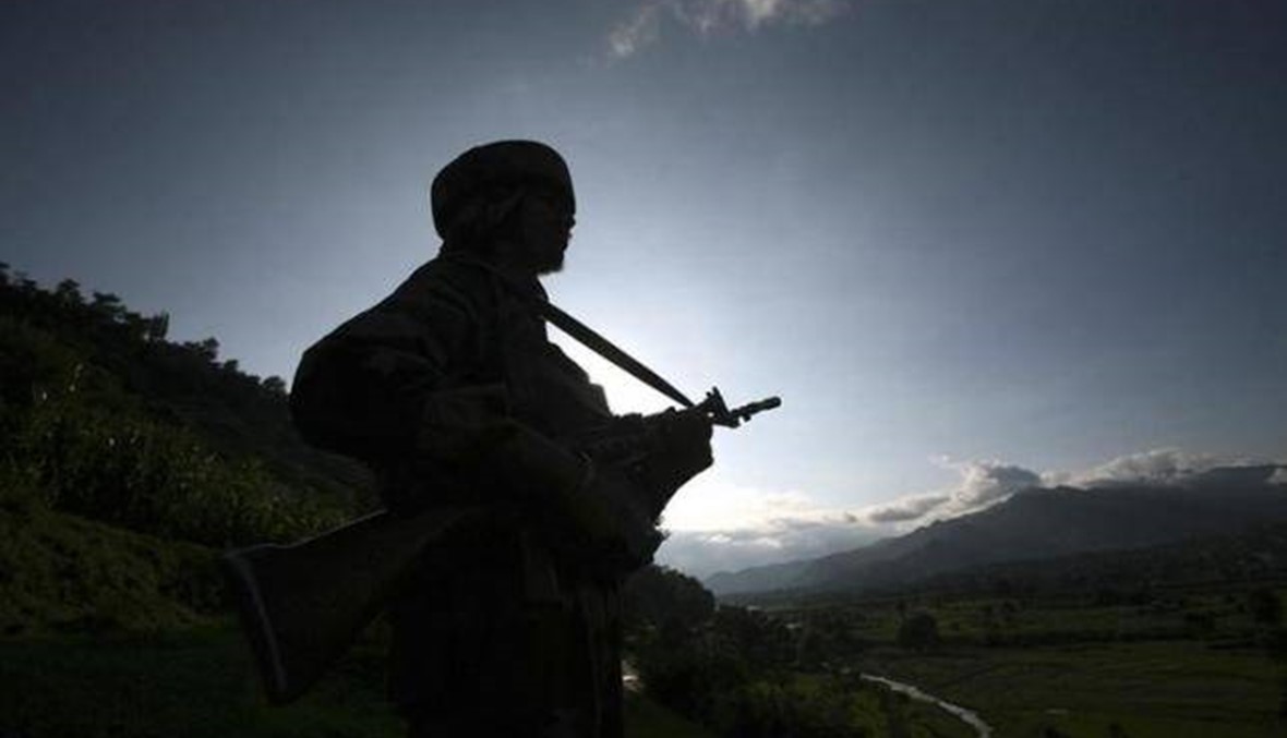 مسلحون يهاجمون قاعدة جوية هندية قرب باكستان