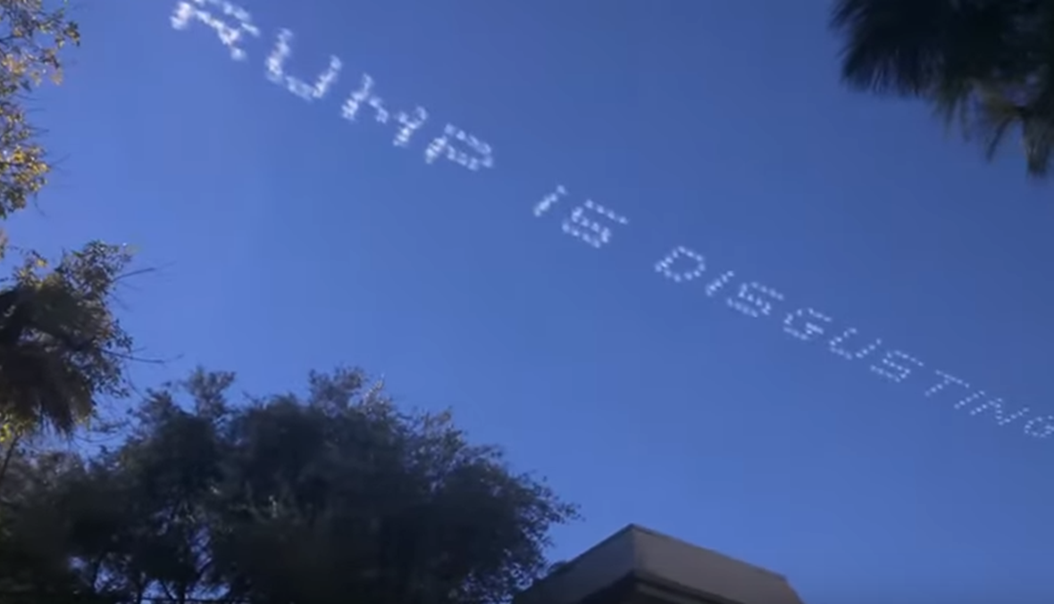 بالفيديو- طائرات تخط رسائل ضد دونالد ترامب في سماء كاليفورنيا