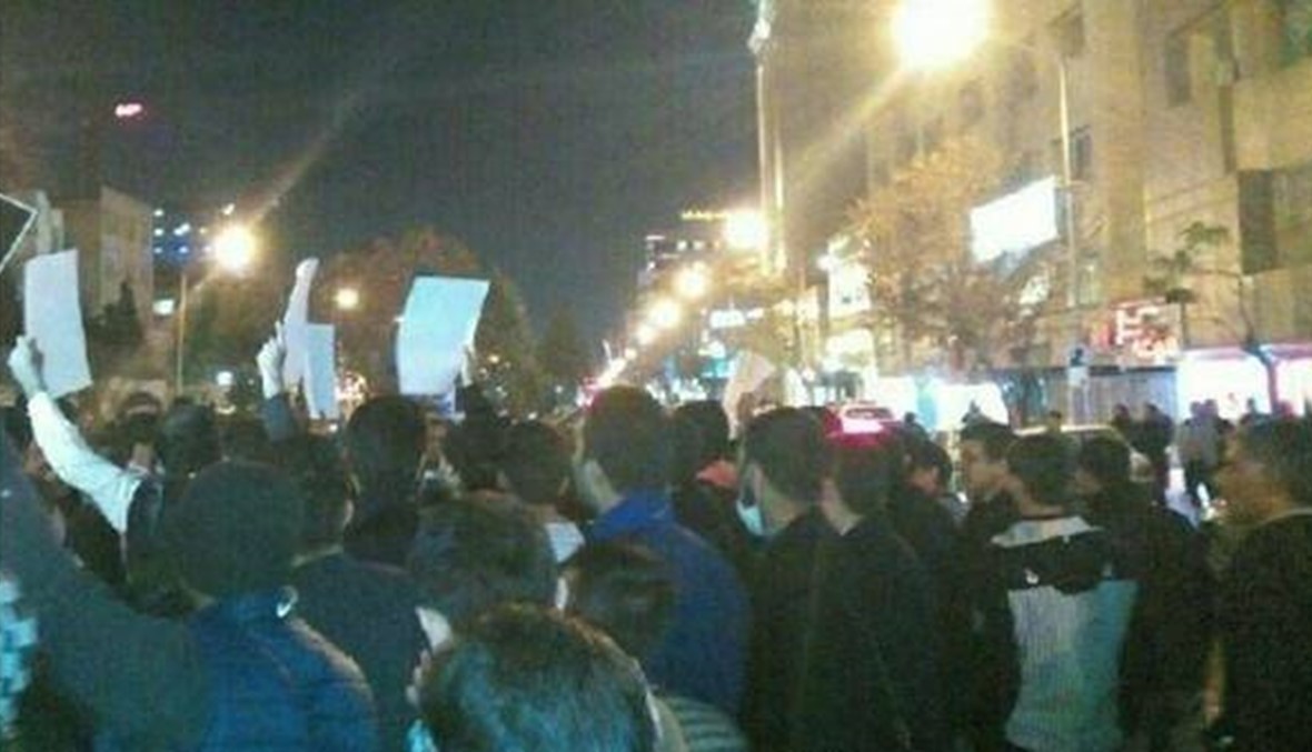 متظاهرون ايرانيون يحرقون السفارة السعودية في طهران