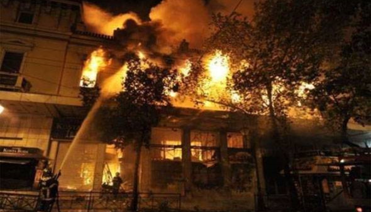 حريق يلتهم منزل عائلة أوسترالية جراء اندلاع النار في لوح "هوفربورد"