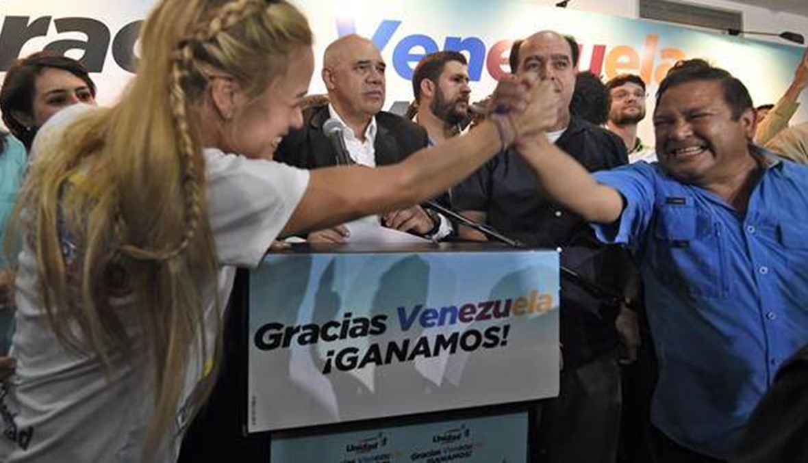 المعارضة الفنزويلية تتسلم البرلمان وسط خلاف شديد مع الحكومة