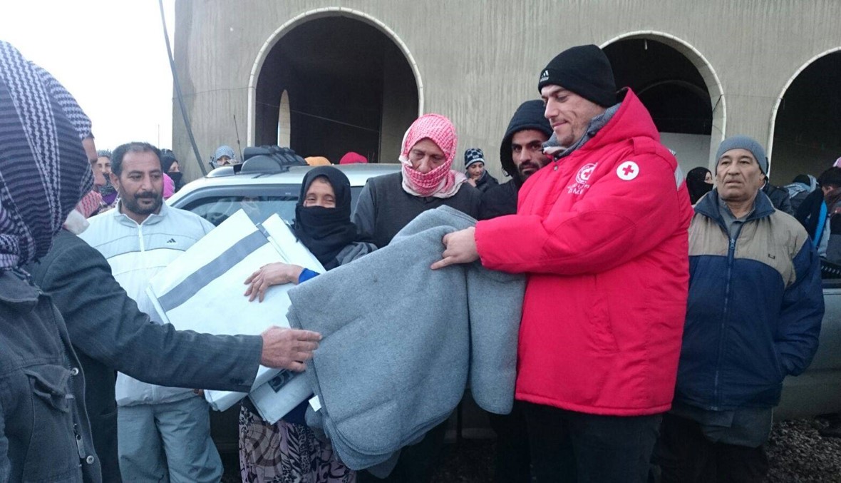 الصليب الأحمر يوزع المساعدات للاجئين السوريين في عكار