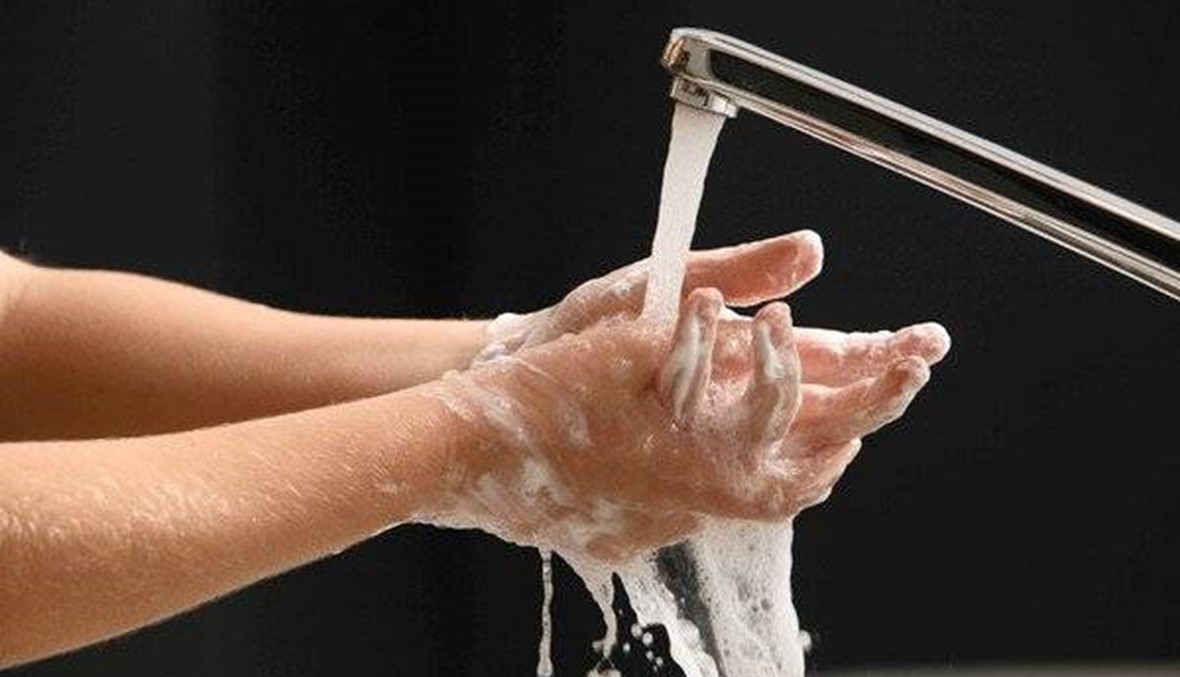 النائبة "المهووسة" بالنظافة لزملائها النواب: "اغسلوا أيديكم"!
