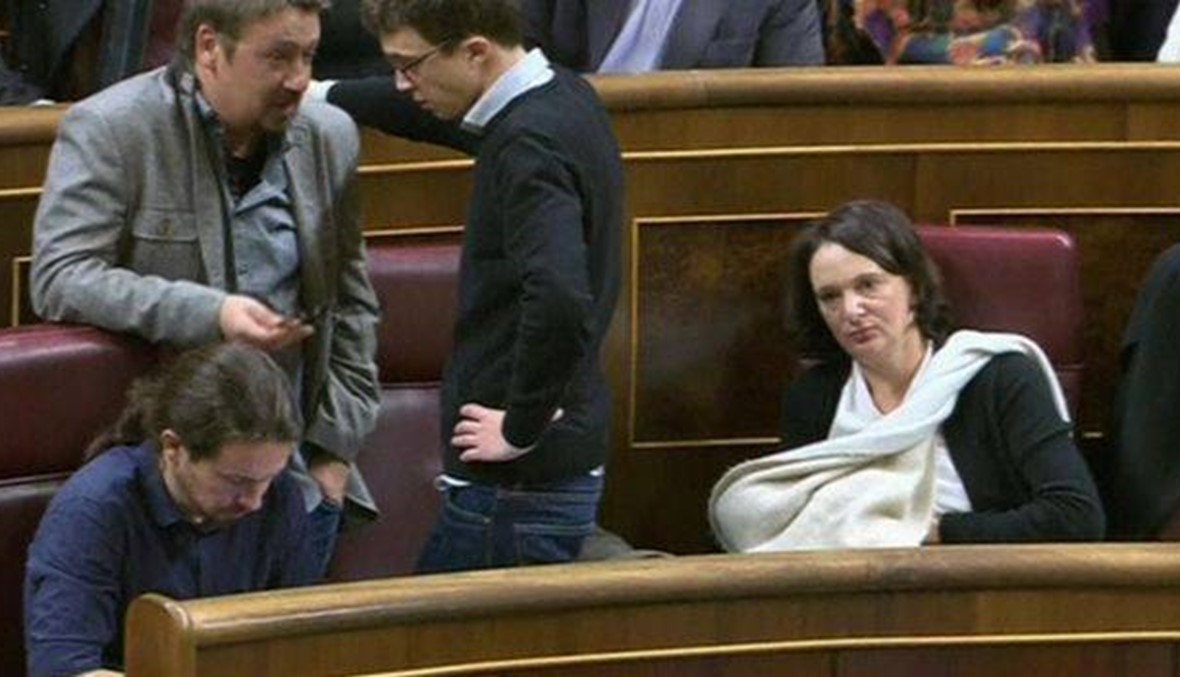 بالصوَر- نائبة اسبانية تشعل الجدل باصطحابها طفلها الرضيع الى جلسة البرلمان