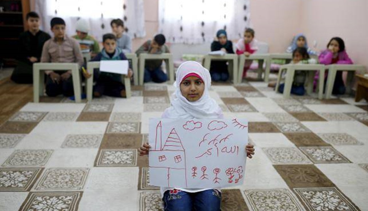 اولاد سوريون يرسمون في مخيماتهم التركية: دبابات، قتلى... وأمهات تبكي
