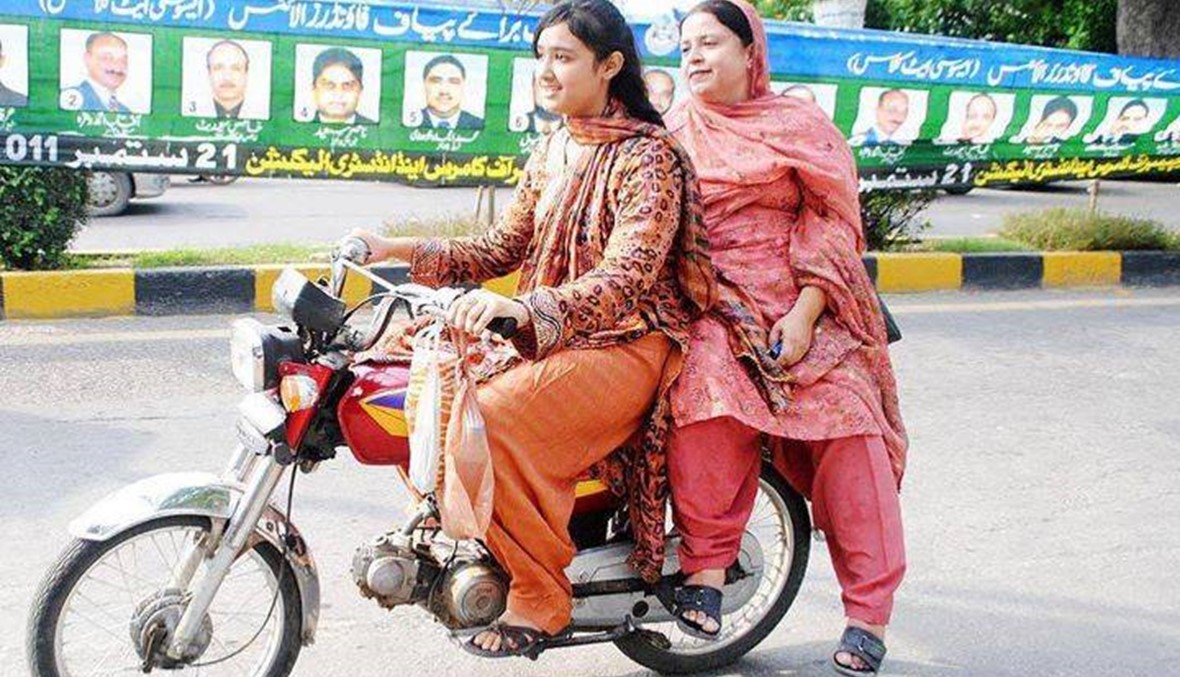 نساء باكستانيات ينخرطن في قيادة السيارات والشاحنات والدراجات النارية