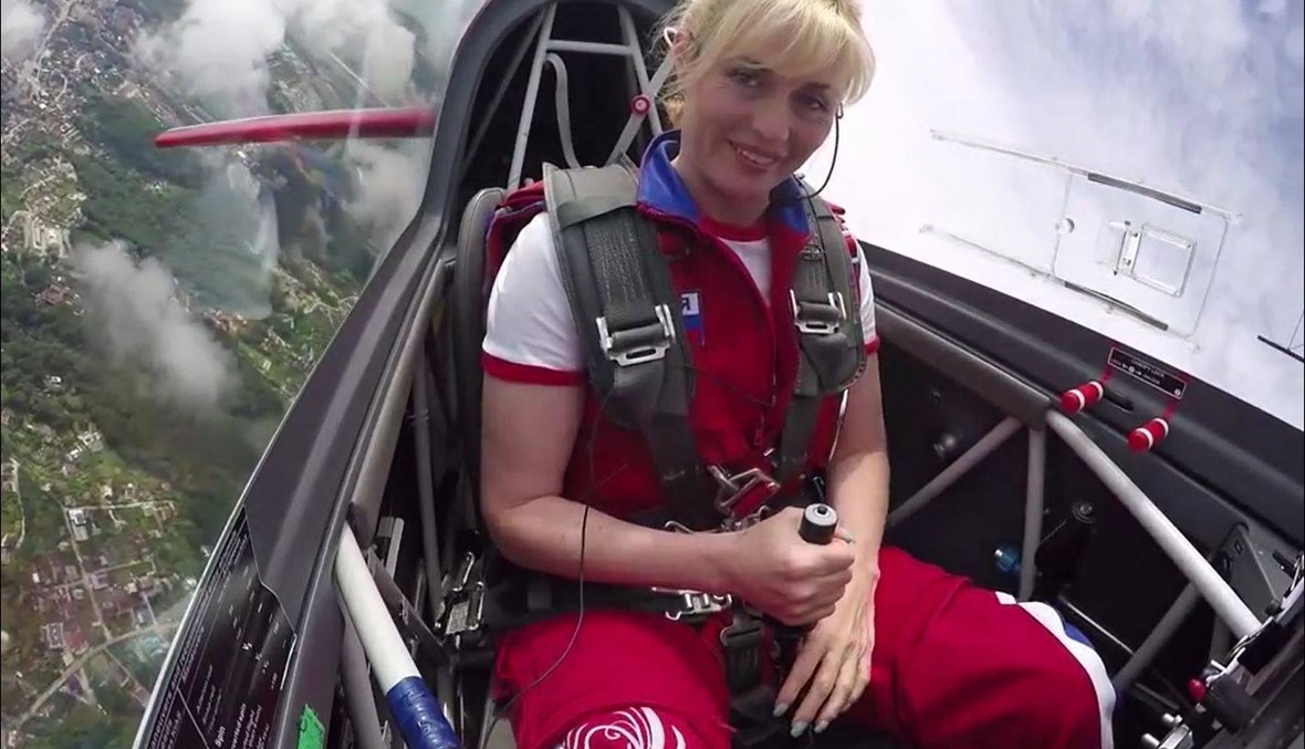 هذه السيدة تقود الطائرة بحركات بهلوانية (فيديو)