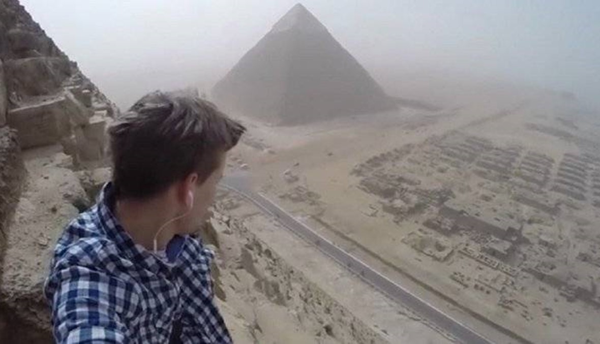بالفيديو - تسلق هرم خوفو... فمنع من دخول مصر
