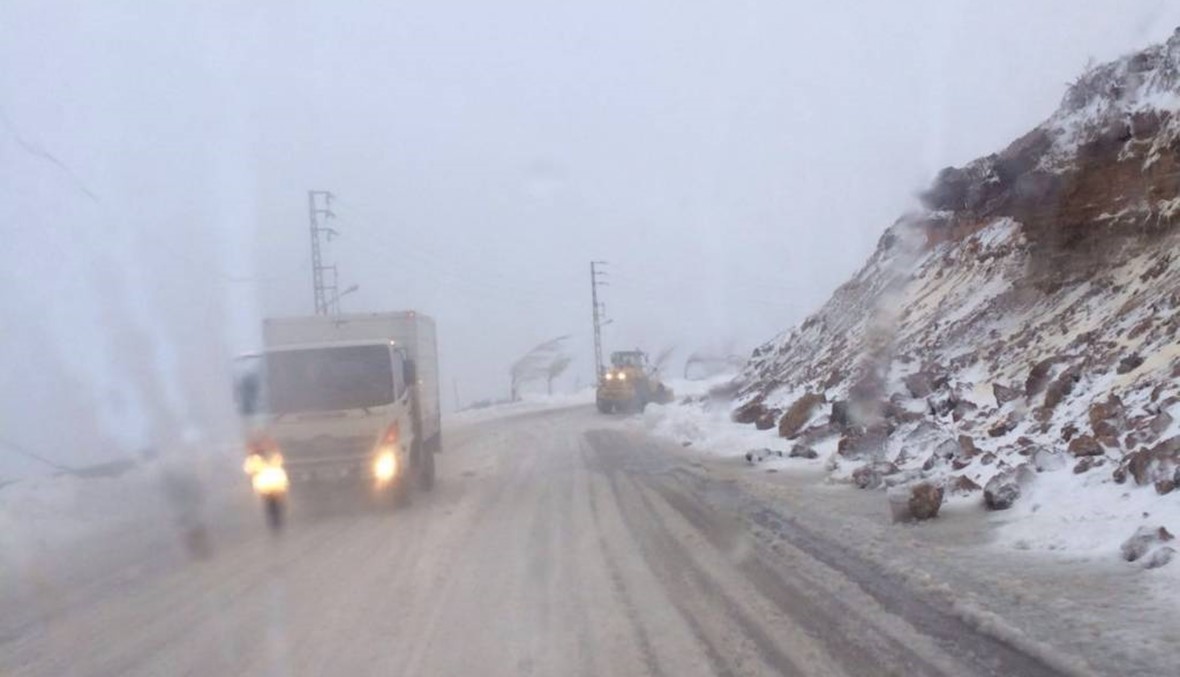الدفاع المدني أنقذ نحو مئة آلية حاصرتها الثلوج على طريق ترشيش زحلة