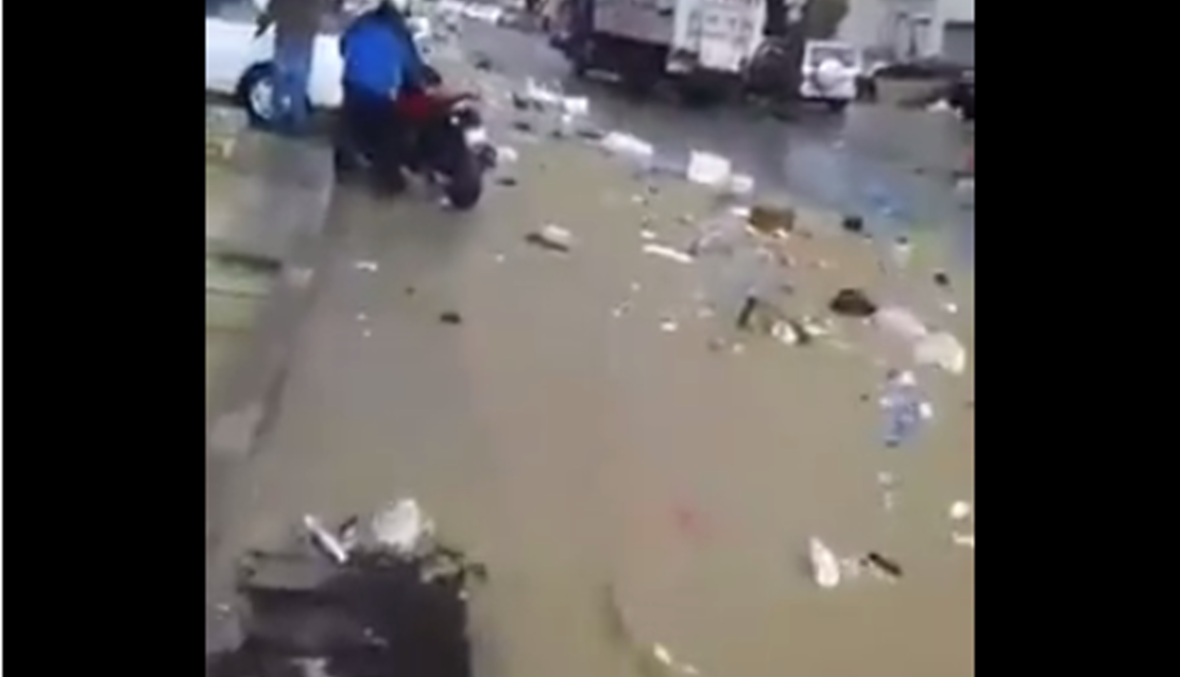 الأمطار تساقطت البارحة... فشاهد بالفيديو كيف سبحت النفايات!