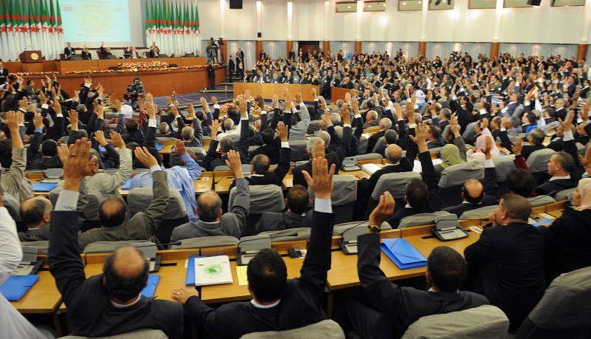 الجزائر تقر دستوراً جديداً