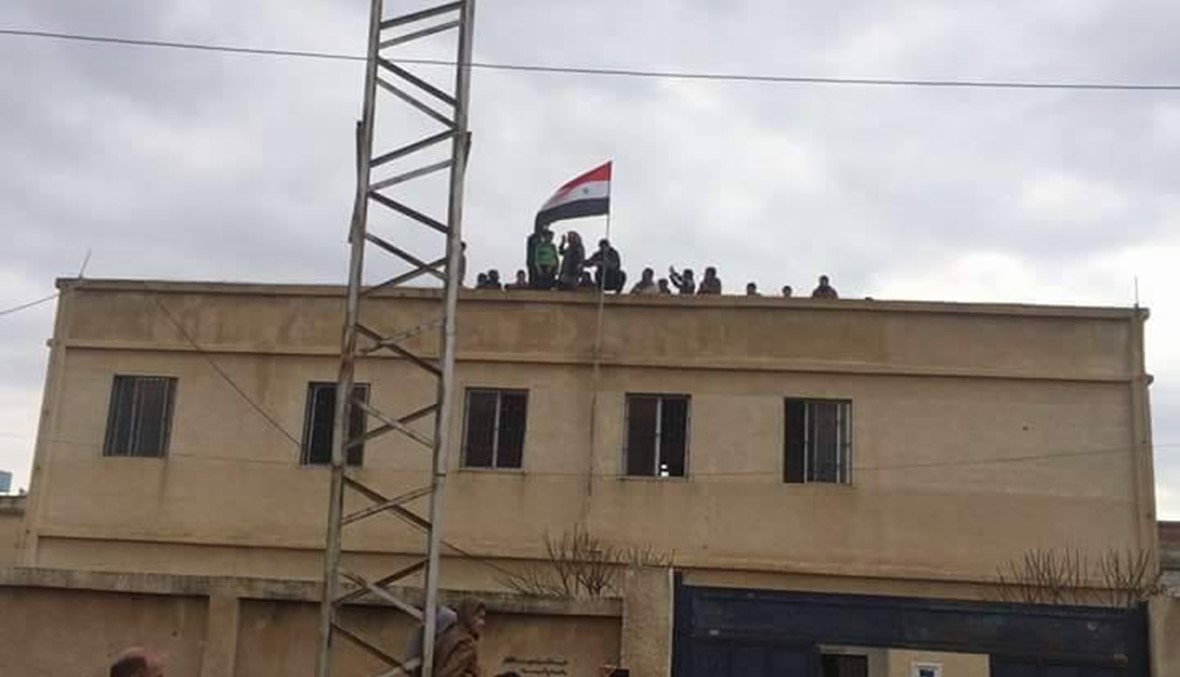 بالفيديو - مصالحة في درعا تنتهي بحرق العلم السوري؟