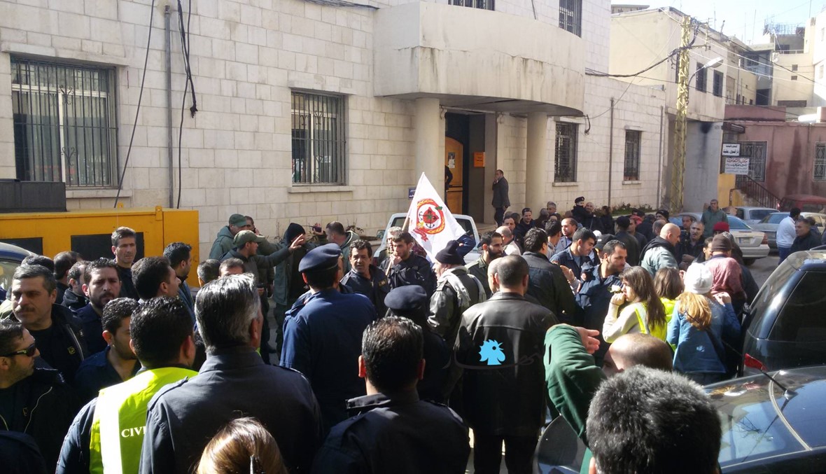 اعتصام لمتطوعي الدفاع المدني امام بلدية بعلبك لتثبيتهم