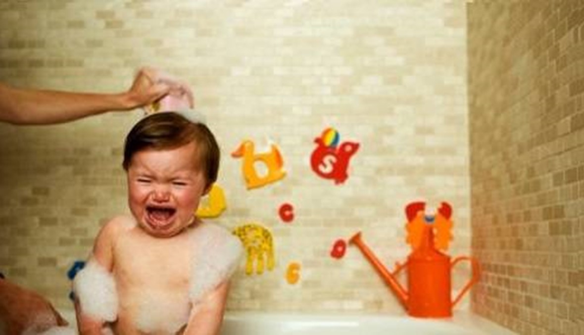 طفلي يرفض الاستحمام... كيف أتصرّف؟