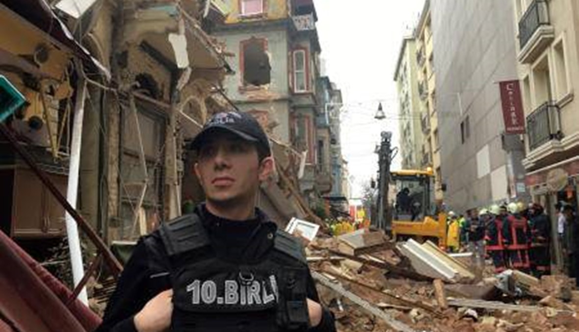 انهيار مبنى في وسط اسطنبول...