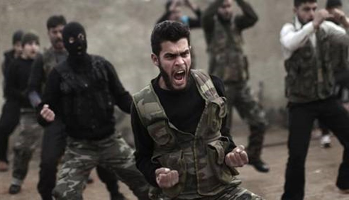 500 مقاتل سوري معارض يعبرون الحدود التركية إلى اعزاز