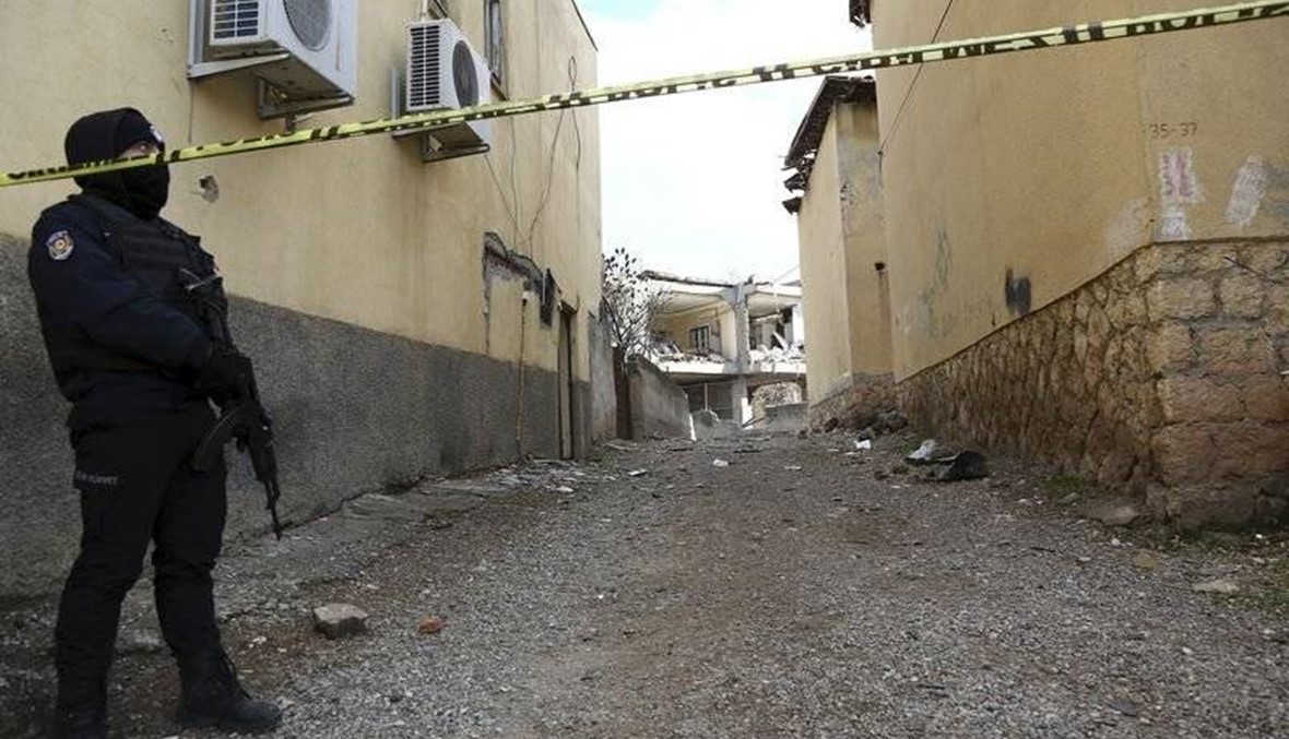 مقتل 3 جنود أتراك في انهيار مبنى بجنوب شرق البلاد