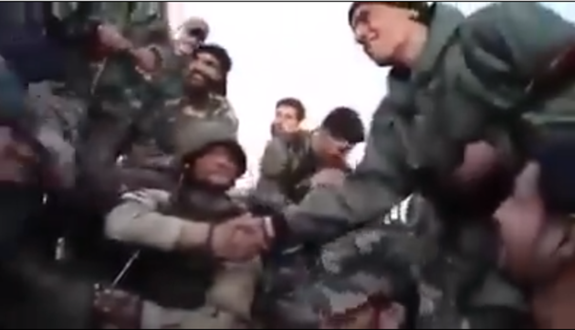 بالفيديو- ضابط روسي مع عناصر "حزب الله" في سوريا؟