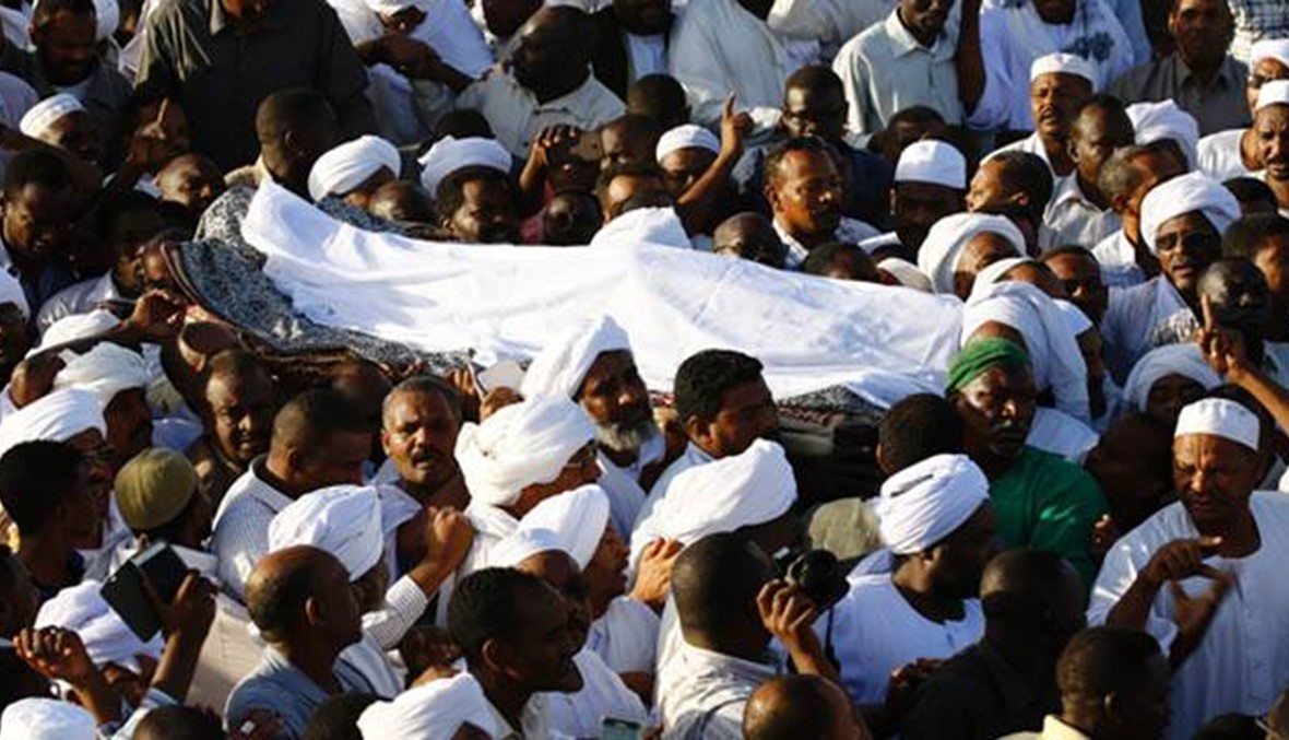 آلاف شيّعوا الترابي في السودان   \r\nالمفكر الإسلامي الذي كان وراء انقلاب 1989