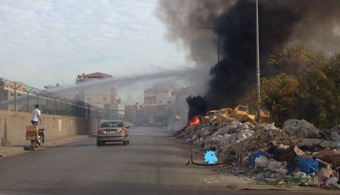 بالصور:  حرق النفايات على سور المطار