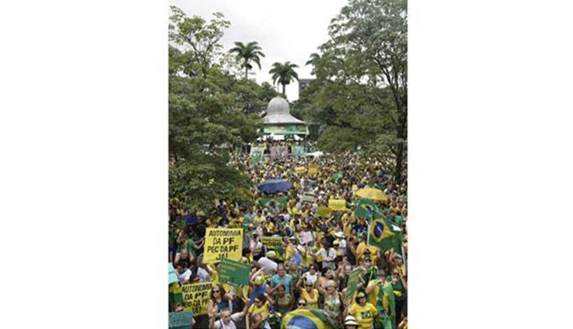 تظاهرات ضخمة في البرازيل تطالب برحيل الرئيسة روسيف