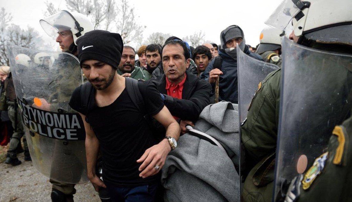 مقدونيا توقف مئات المهاجرين... وتعيد آخرين الى اليونان