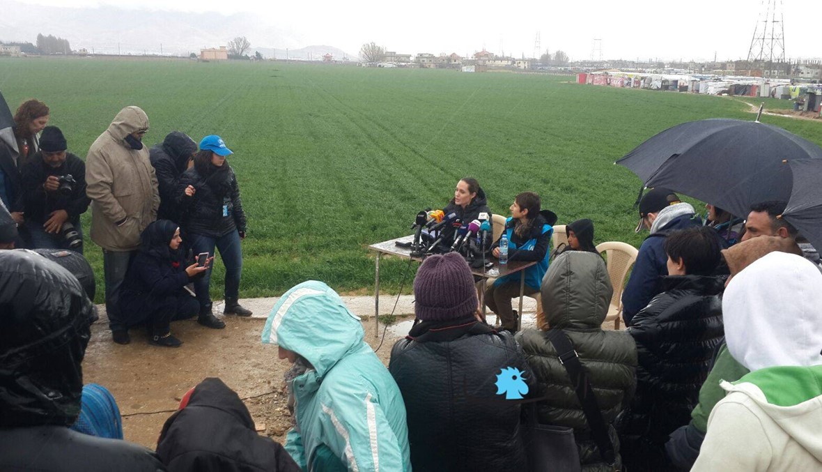 بالصور: رغم البرق والرعد... أنجلينا تزور اللاجئين في سهل البقاع