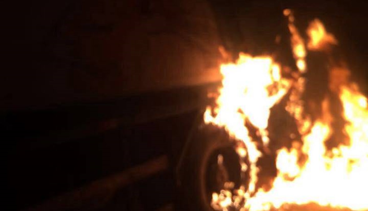 بالصور- شبان يحرق شاحنة تابعة لسوكلين... والشركة ترد: مستمرون