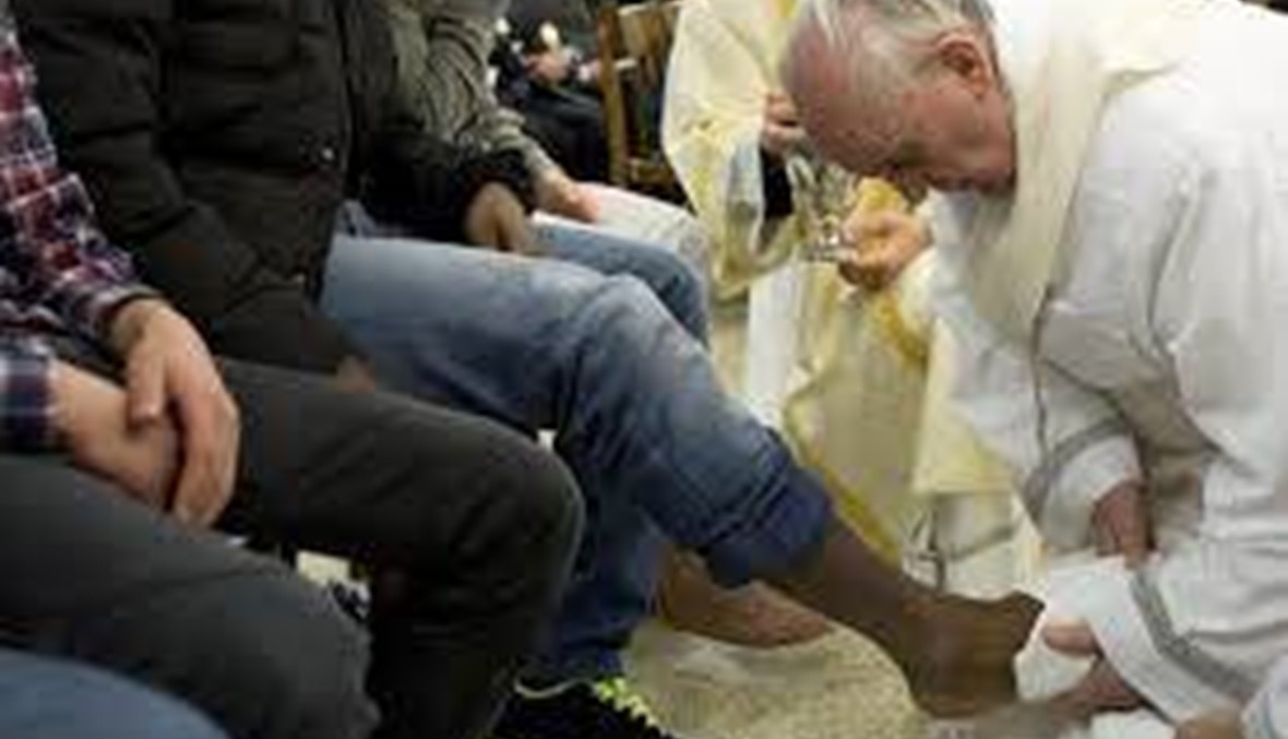 البابا فرنسيس يغسل اقدام 12 طالب لجوء في "خميس الغسل"