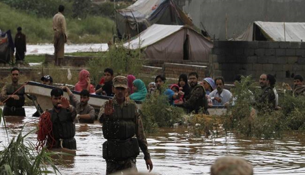 الأمطار تحتجز آلاف الباكستانيين وتهدد حياتهم