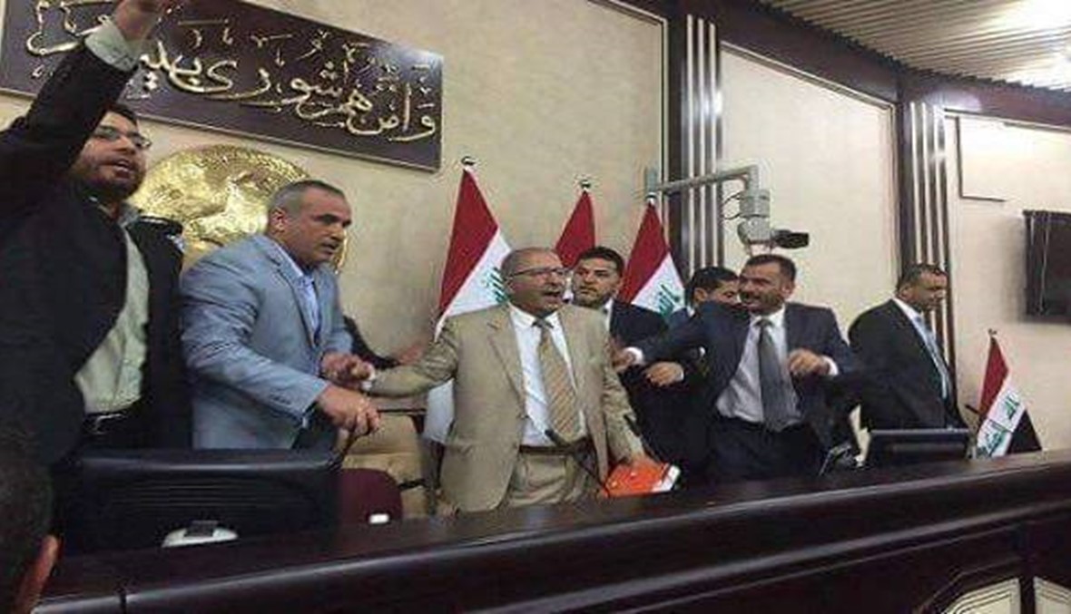 العراق... أزمة سياسية حادة وعشرات النواب يواصلون اعتصامهم داخل البرلمان
