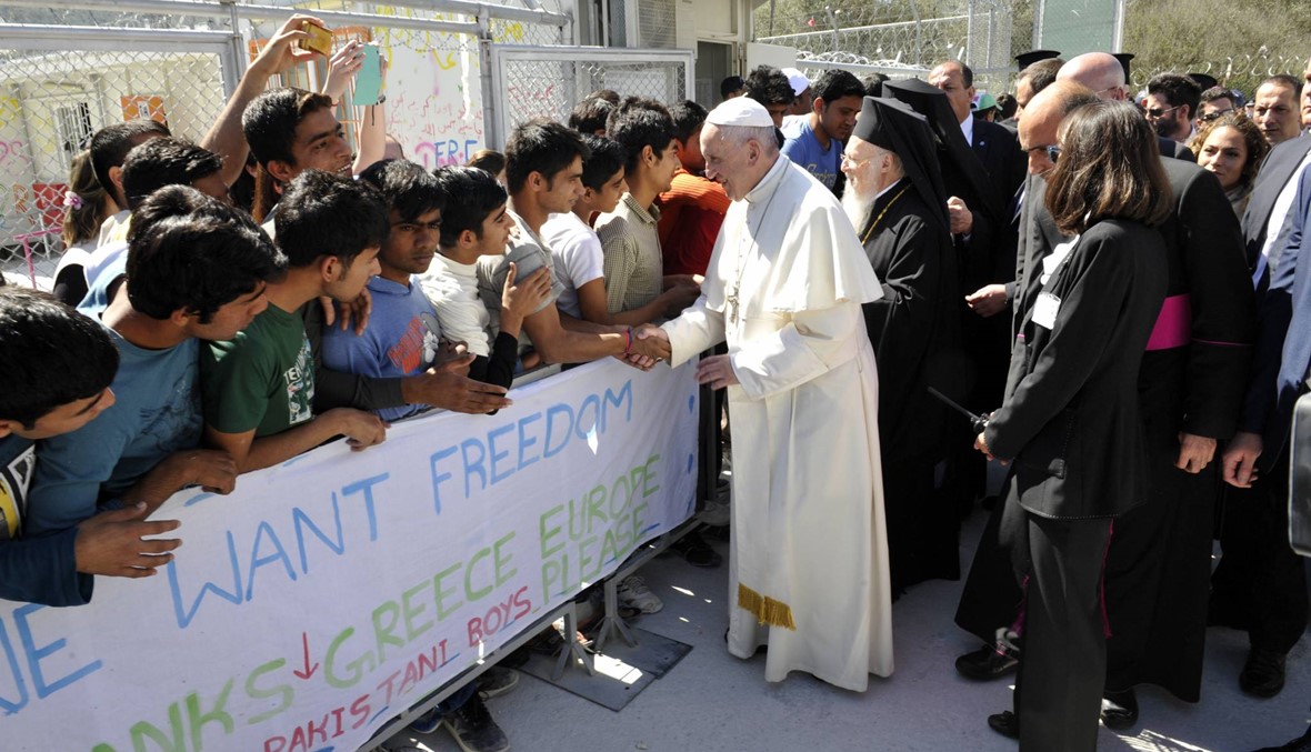 البابا يتفقد اللاجئين في ليسبوس\r\nويصطحب معه الى الفاتيكان 12 سوريا